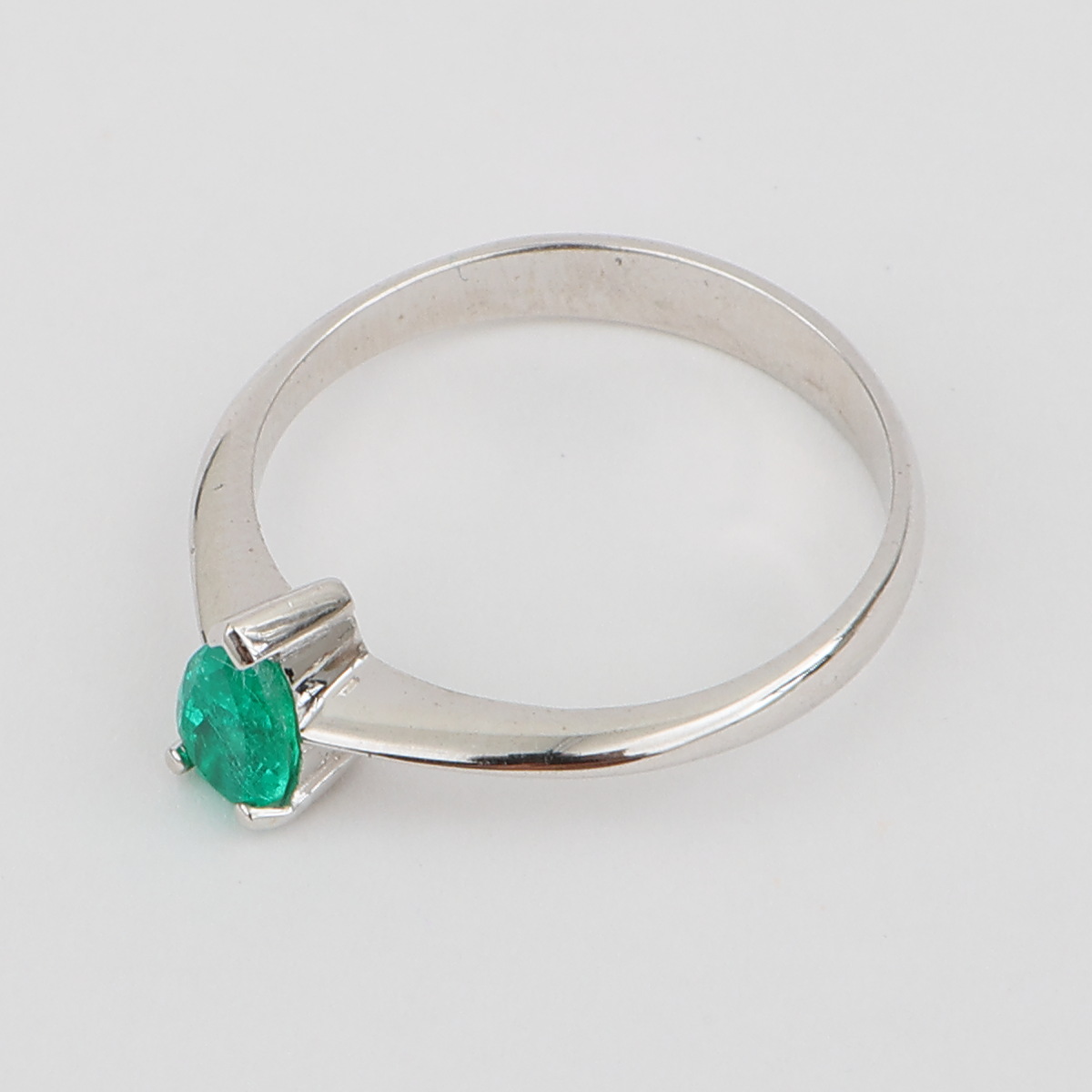 Anillo Oro Blanco y Esmeralda - Imagen 2